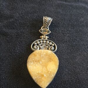 925 Sterling Silver Elegant Teardrop Pendant With Quartz